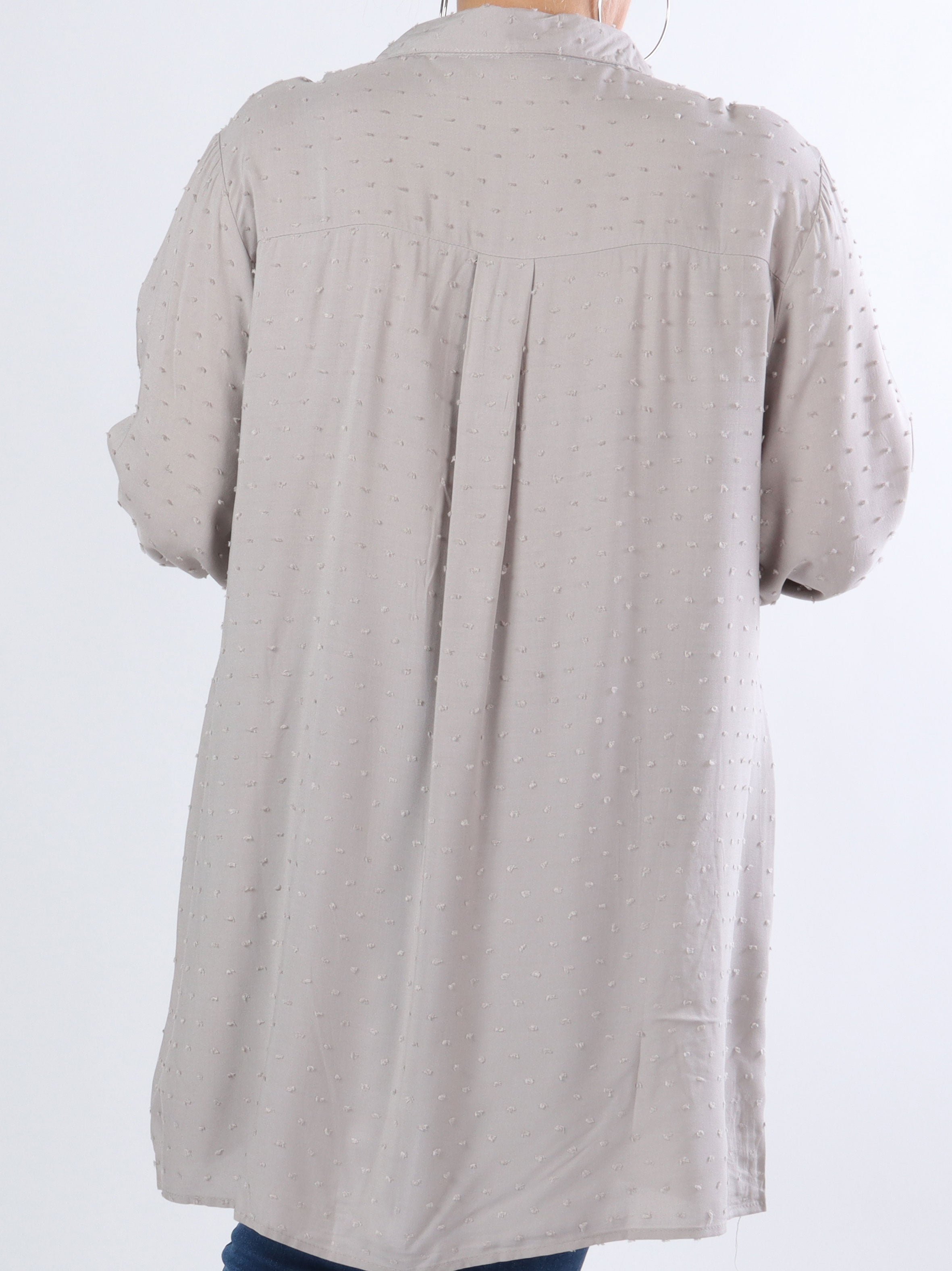 Zandra - Plus size skjorte med flæse og prikket detaljer